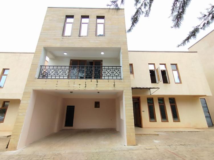 4 Bed House with En Suite in Lavington