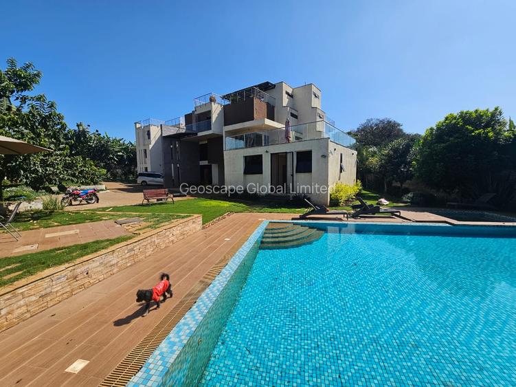 5 Bed House with En Suite in Runda