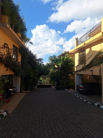 5 Bed Townhouse with En Suite in Kyuna