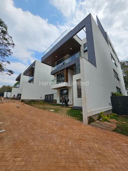 5 Bed Villa with En Suite in Lavington