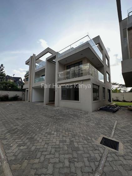 6 Bed Townhouse with En Suite at Lavington Green