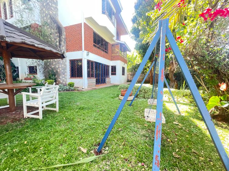 5 Bed Townhouse with En Suite in Spring Valley 5 Bed Townhouse with En Suite in Spring Valley