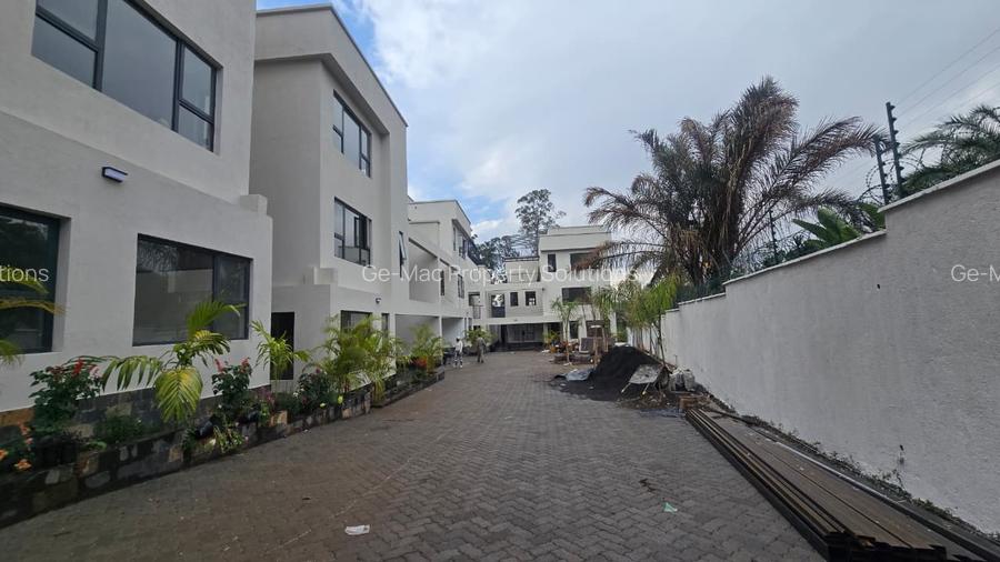 5 Bed House with En Suite in Lavington