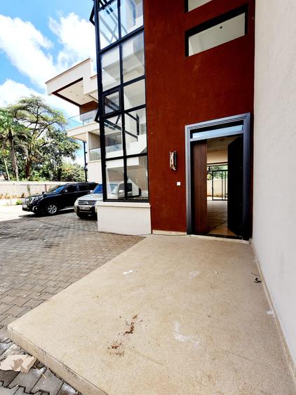 5 Bed House with En Suite at Lavington
