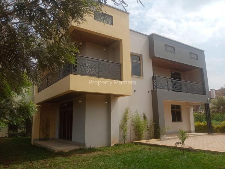 4 Bed Villa with En Suite at Centre Piece