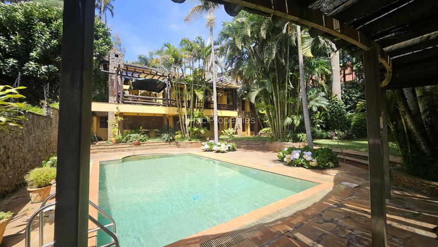 6 Bed House with En Suite in Runda