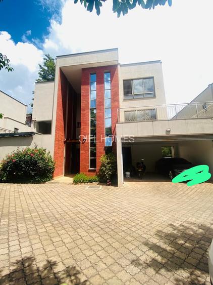 5 Bed Villa with En Suite in Lavington