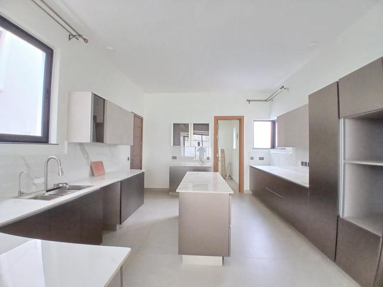 5 Bed Townhouse with En Suite at Lavington Green - Ansicht 6