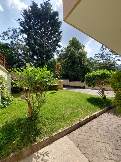 5 Bed Townhouse with En Suite in Lavington - Aanzicht 2