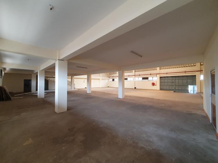 9,800 ft² Warehouse with Service Charge Included at Baba Dogo Rd - Widok 4