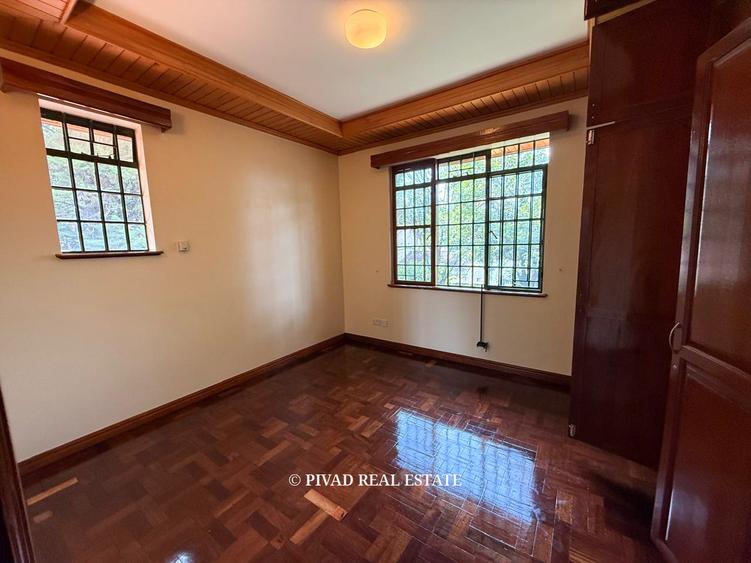 6 Bed House with Garden in Nyari - Meer
