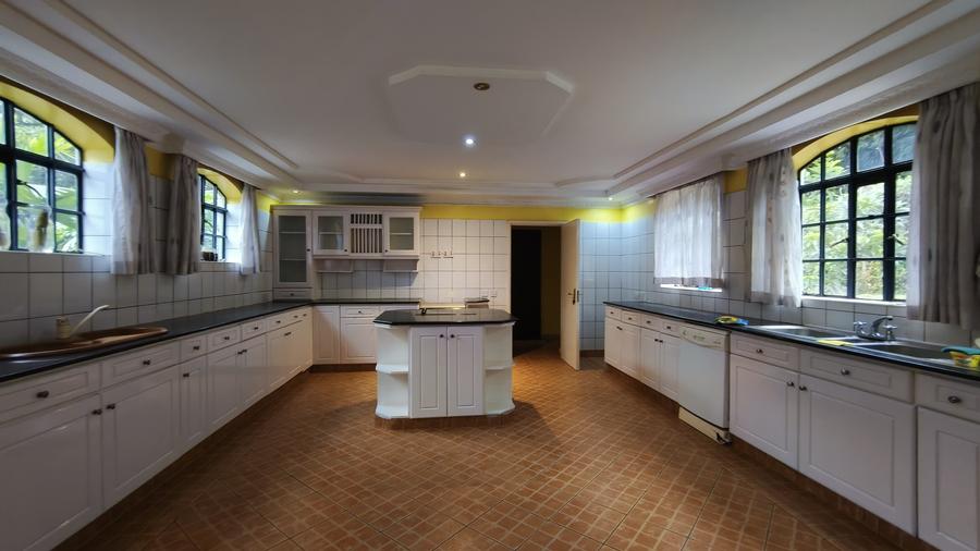 5 Bed House with En Suite in Runda - Vista 6