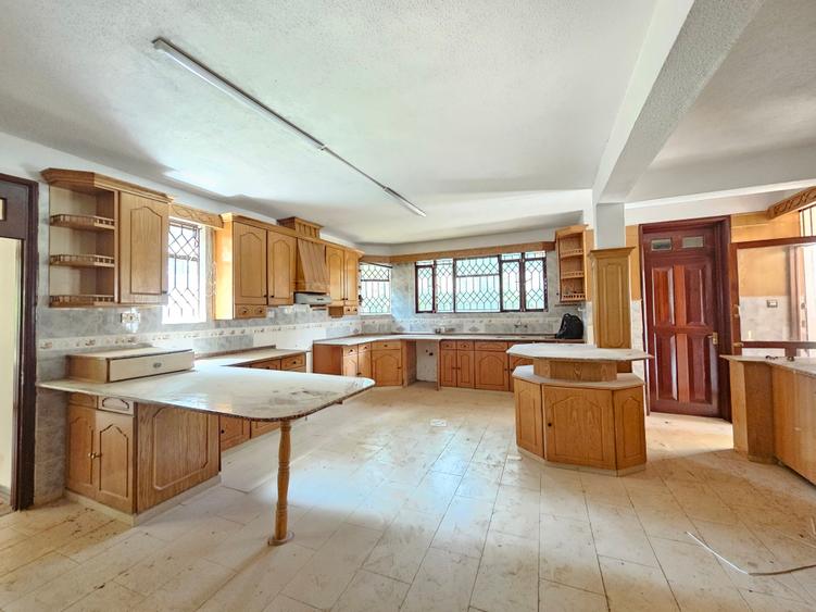 5 Bed House with En Suite in Runda – další