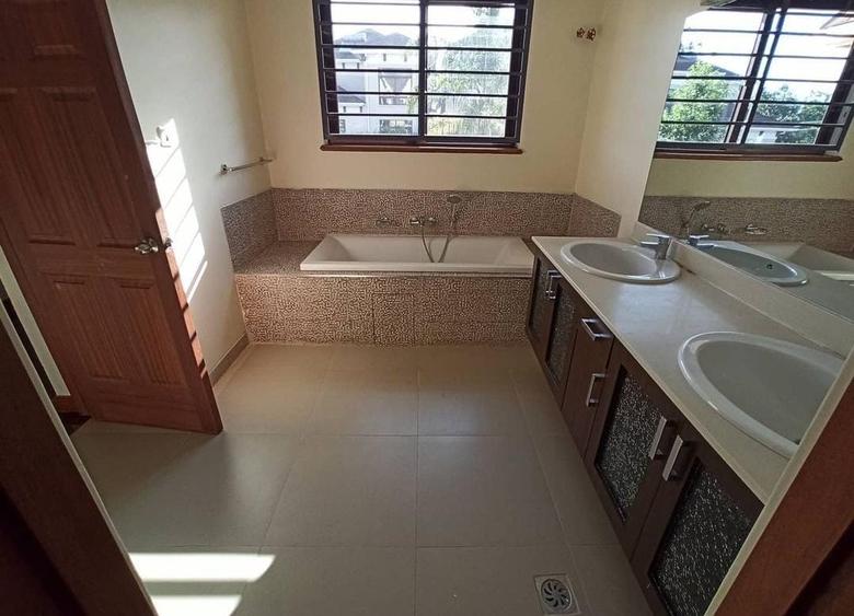 5 Bed Villa in Lavington - Altro