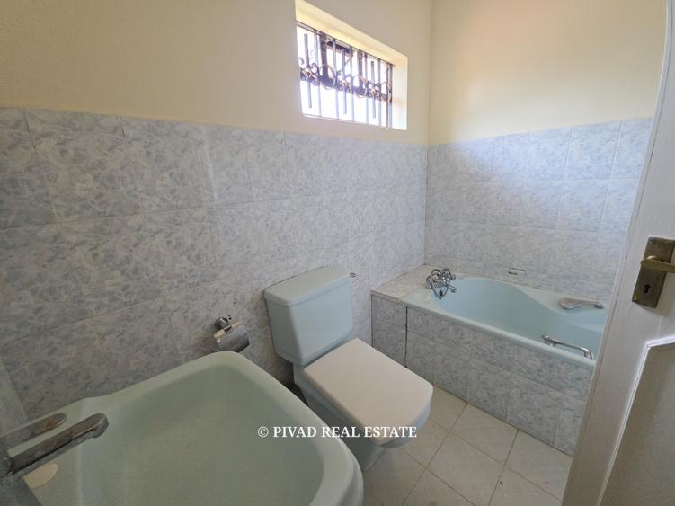 5 Bed House with Garden in Runda - Aanzicht 4