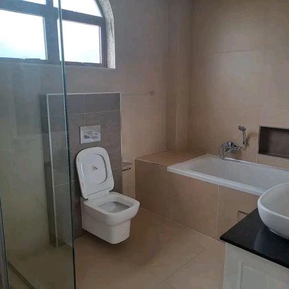5 Bed Townhouse with En Suite in Karen - Widok 4