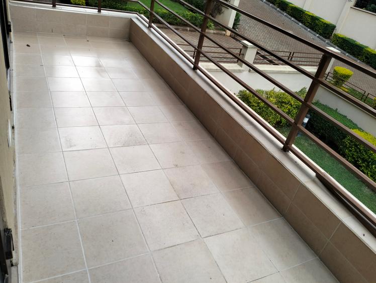 5 Bed Townhouse with En Suite in Lavington - Widok 2