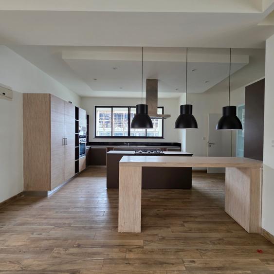 4 Bed Apartment with En Suite in Riverside - Vista 6