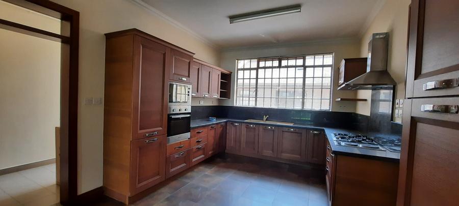 5 Bed Townhouse with En Suite in Lavington - Bild 4