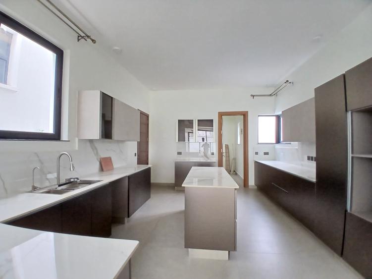 5 Bed Townhouse with En Suite at Lavington Green - Mehr