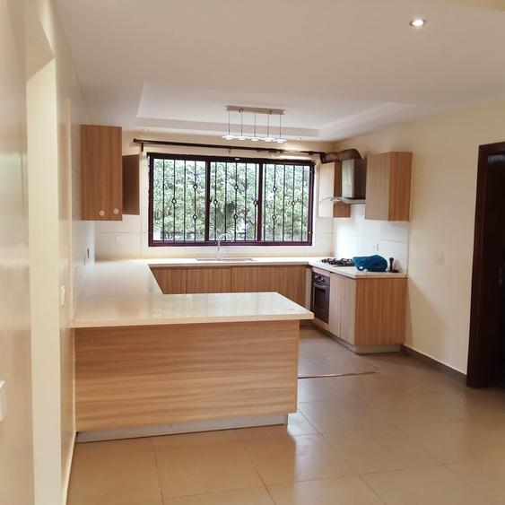 4 Bed Townhouse with En Suite in Lavington - Widok 3