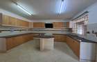 5 Bed House with En Suite at Close To Un - 4