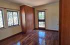 5 Bed Townhouse with En Suite at Lavington Off Convent - 8