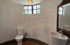 5 Bed House with En Suite in Nyari - 8