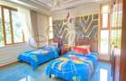 6 Bed House with En Suite in Lavington - 9