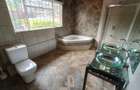 5 Bed House with En Suite in Rosslyn - 16