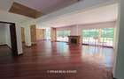 5 Bed House with Swimming Pool in Rosslyn - 10
