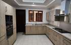 5 Bed Townhouse with En Suite at Lavington - 7