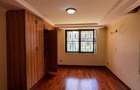 5 Bed House with En Suite in Lavington - 11