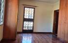 5 Bed Townhouse with En Suite at Lavington Off Convent - 11