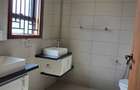 6 Bed House with En Suite at Lavington Green - 6