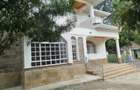 5 Bed House with En Suite in Lavington - 1