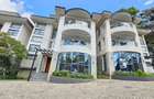 5 Bed House with En Suite in Lavington - 1