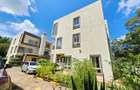 5 Bed House with En Suite in Lavington - 1