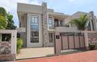 4 Bed House with En Suite at Greenspot Gardens - 1