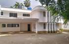 6 Bed House with En Suite in Lavington - 1