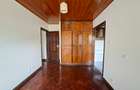 5 Bed House with En Suite at Close To Un - 13