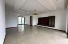4 Bed Apartment with En Suite at Riverside Drive - 6