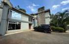 5 Bed Villa with En Suite in Lavington - 1