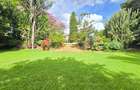 6 Bed House with En Suite in Lavington - 1