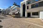 5 Bed Townhouse with En Suite in Spring Valley - 5