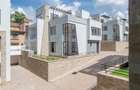 5 Bed Townhouse with En Suite at Lavington - 1