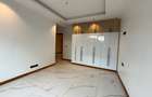 5 Bed Apartment with En Suite in Spring Valley - 12