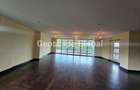 5 Bed Apartment with En Suite in Spring Valley - 3