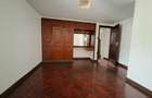 5 Bed House with En Suite at Close To Un - 17