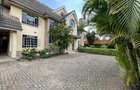 5 Bed House with En Suite in Lavington - 1